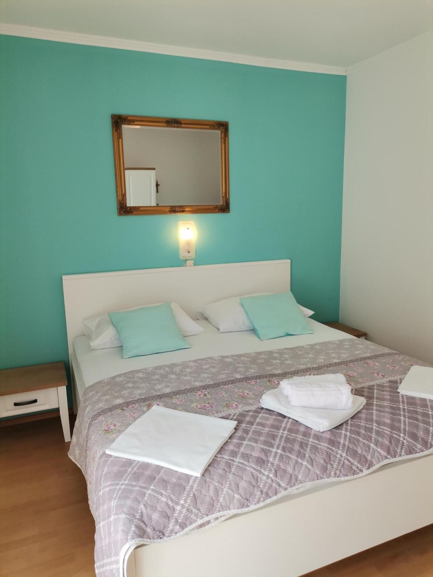 Family Friendly Apartments With A Swimming Pool Supetarska Draga - Donja, Rab - 2019 Oda fotoğraf